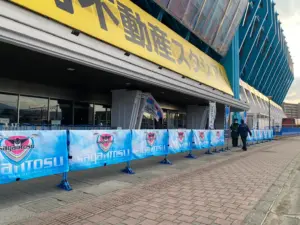 案内deモリアゲ！！サガン鳥栖様×イレクターフェンスカバー・エア看板