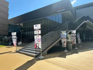 巻き上がらないから美しい！Tリーグで映えるのぼり旗演出術