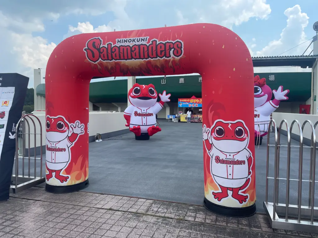 火の国サラマンダーズ様の3Dマスコットエア看板の装飾事例