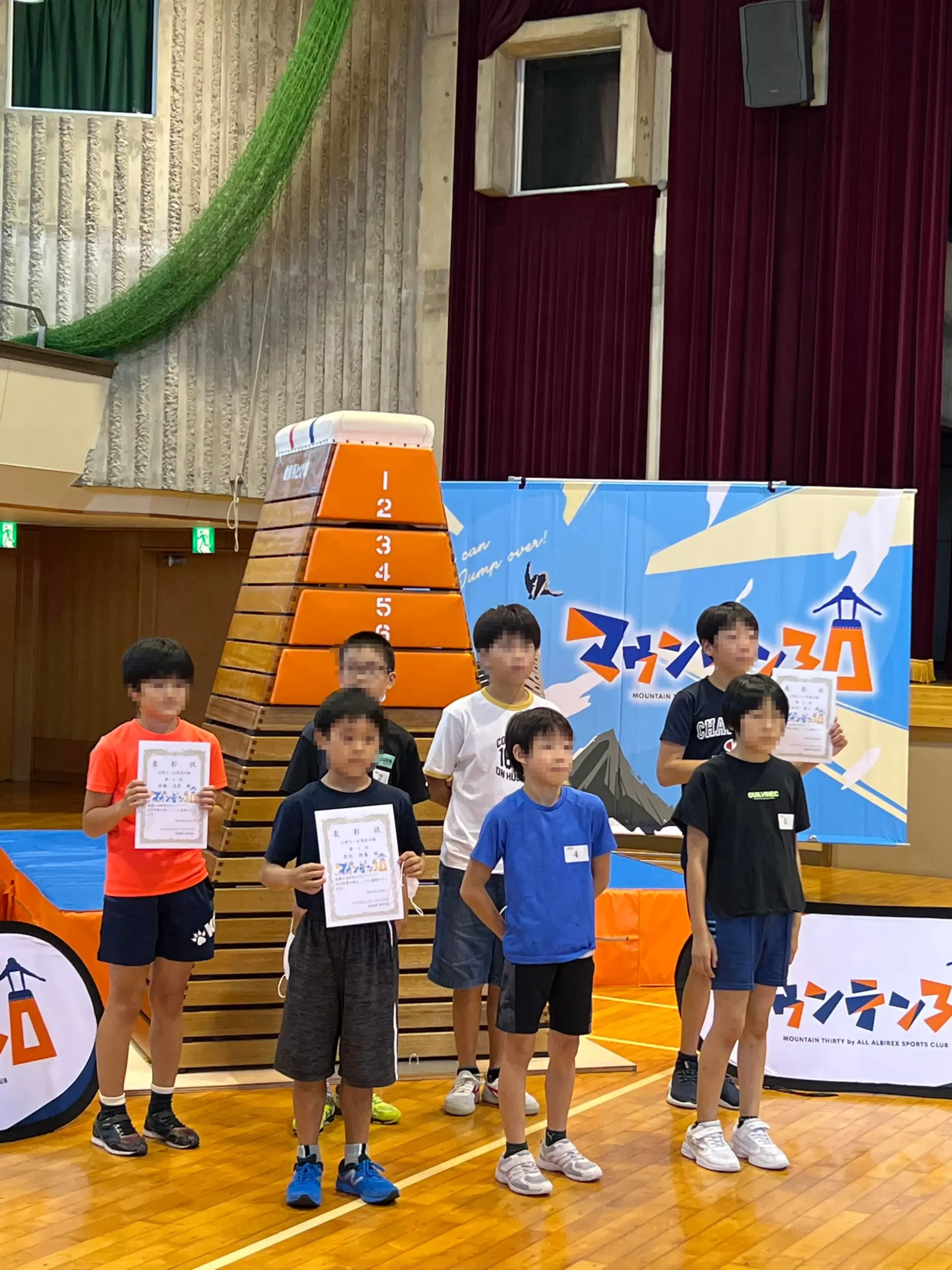 とび箱
インタビューパネル
屋内広告