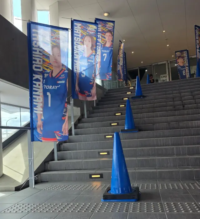 東レアローズ滋賀の巻き上がらないのぼり旗