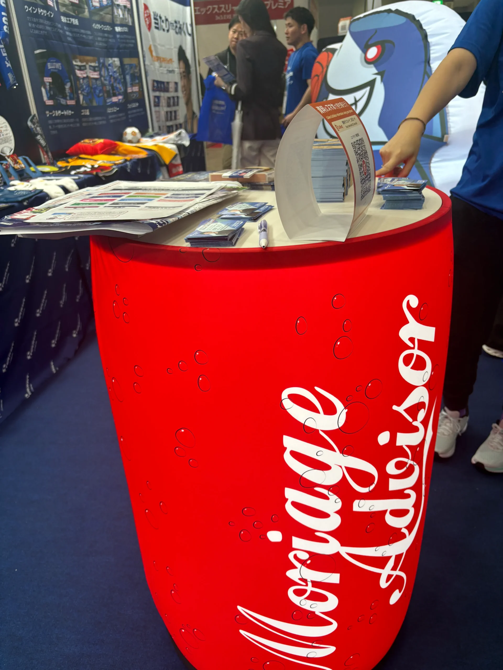 飲料メーカーアクティベーション向け 缶型ふわふわディスプレイ（スポーツイベント用フォトスポット）