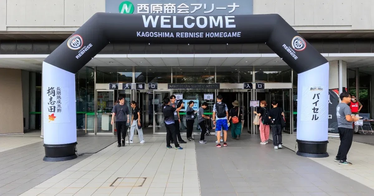 スポーツイベント会場に設置されたエアアーチの写真