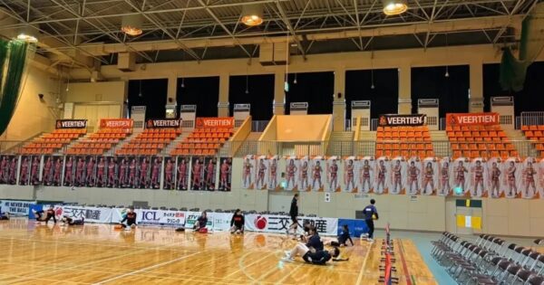 ヴィアティン三重のホームゲーム会場。観客席に掲げられた選手個別の応援バナーと、コートサイドに設置されたスポンサー広告。
