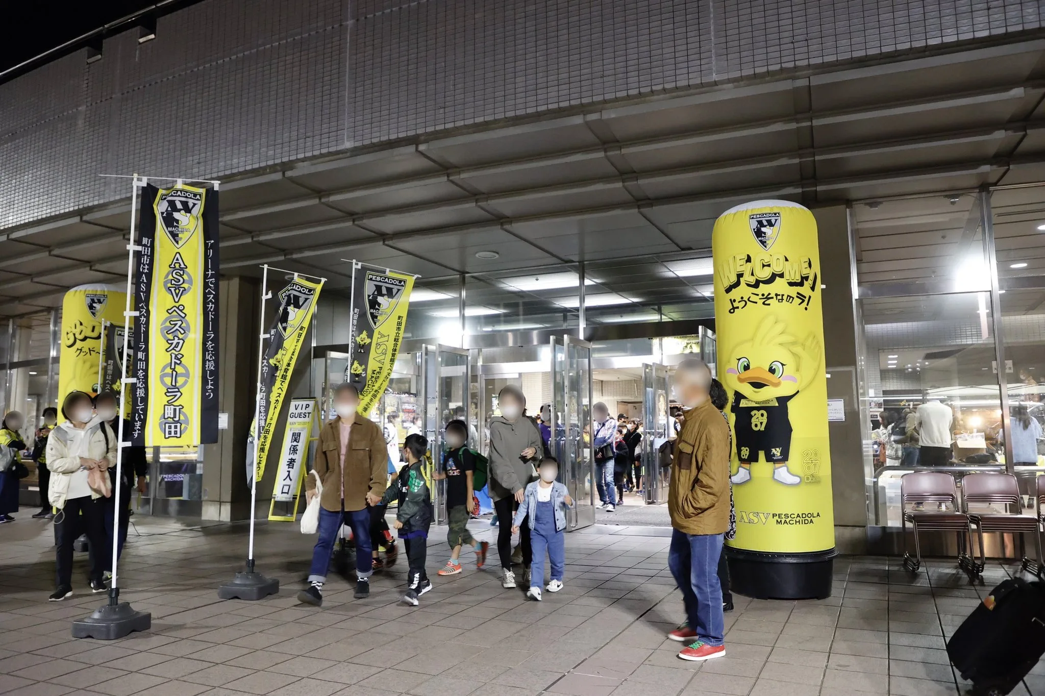 ペスカドーラ町田の会場入口で設置された円柱型エア看板と装飾演出