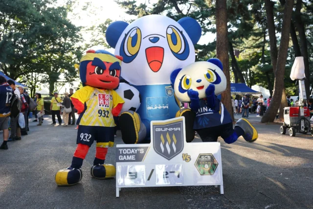 ザスパ群馬のマスコットフォトスポットで来場者が撮影を楽しむ様子