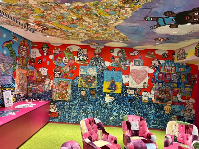 SAGAアリーナ館内に展示されたカラフルなアート作品と休憩スペース