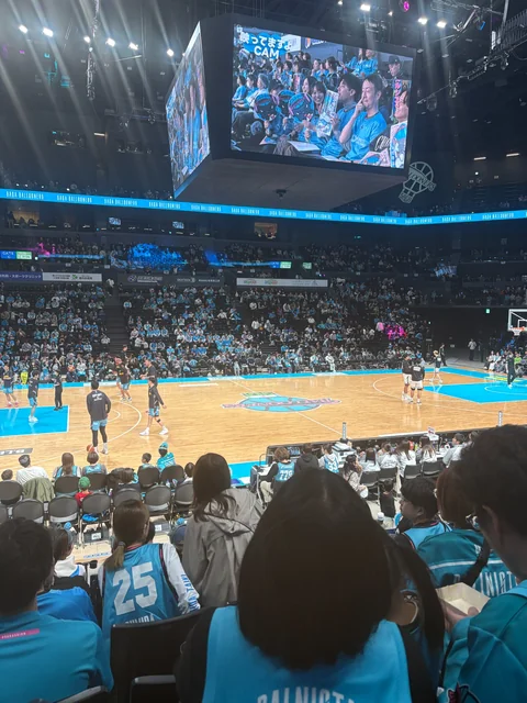SAGAアリーナの観客席から見た試合前のコートと大型ビジョン