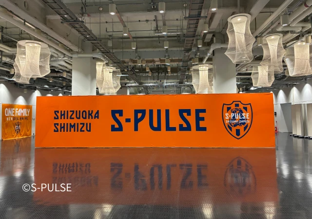 清水エスパルスのロゴとチーム名をデザインした大型壁面幕が設置されたコンコース空間