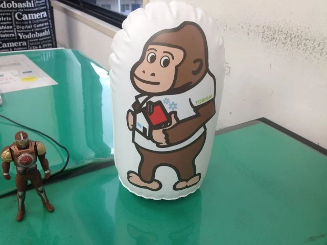 サルのキャラクターをデザインしたパンチングポップ。オリジナル形状で販促やイベント装飾に活用できるエアディスプレイ。