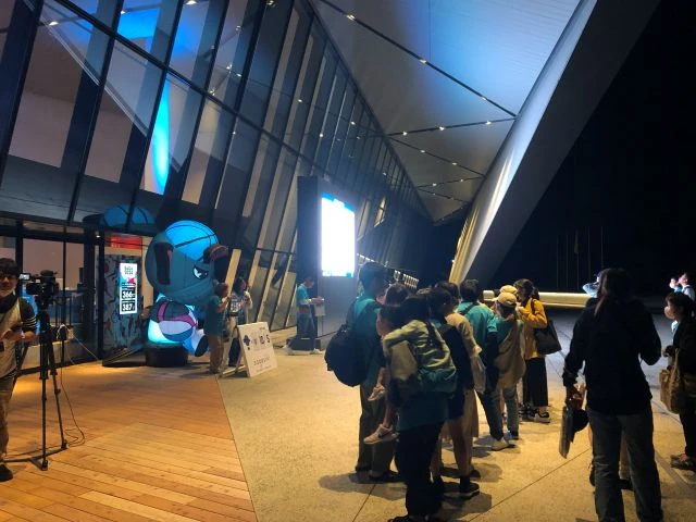 スポーツ会場入口に設置された大型LEDサイネージとマスコットエア看板による来場者導線演出事例
