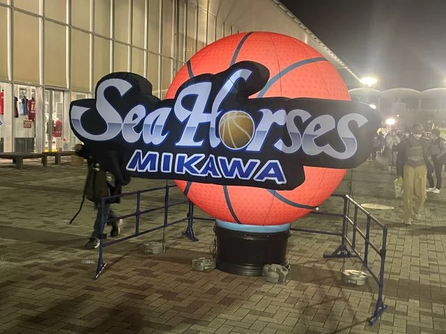 バスケットボール型エア看板を活用したスポーツ会場のフォトスポット装飾事例