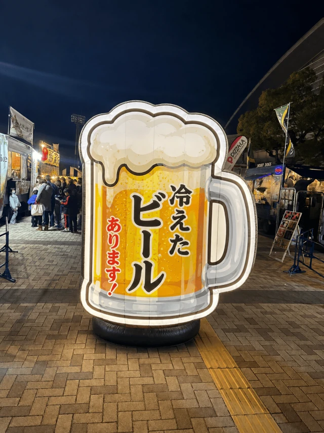 ビールジョッキ型エア看板を活用したスタジアムグルメエリアのアイキャッチ装飾事例