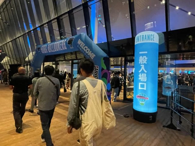 B.LEAGUE試合会場の入口に設置されたエアアーチとエア看板。一般入場口を案内し、来場者を迎えるスポーツイベント会場装飾の事例。
