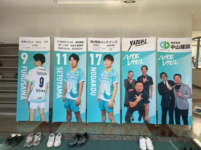 熊本Virexのホーム会場に設置された選手バナーとスポンサーPRバナー。会場入口を彩り、選手・スポンサーの魅力を伝える会場装飾事例。