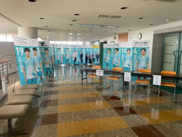 熊本Virexのホームゲーム会場ロビーに並ぶ選手バナー。来場者導線に沿って設置し、試合前から会場の一体感を演出する装飾事例。