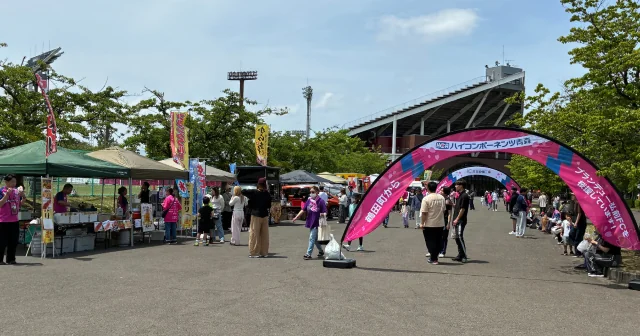 会場入口に設置されたサークルゲートバナー。スポンサー名とチームカラーをデザインし、来場者を迎えるスポーツイベント会場の導入事例。