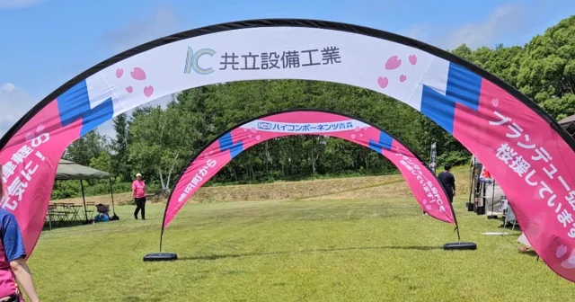 芝生エリアに設置されたサークルゲートバナー。スポンサー広告を掲載し、イベント会場の入場ゲートとして活用している導入事例。