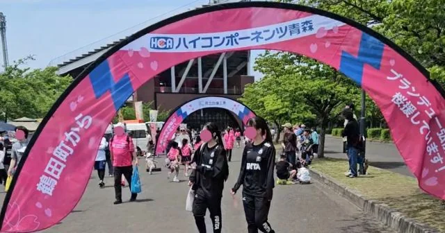 スポーツ会場の入場導線に設置されたサークルゲートバナー。来場者のフォトスポットやウェルカムゲートとして活用されている導入事例。