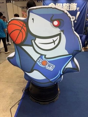 BILLOWS MIYAZAKIのサメマスコットをデザインしたクールな表情の2Dエア看板。バスケットボールを持ったオリジナルキャラクターで、スポーツイベントや試合会場の演出に活用されるエア看板。
